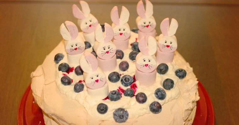 Veľkonočná pavlová torta so zajačikmi 2018